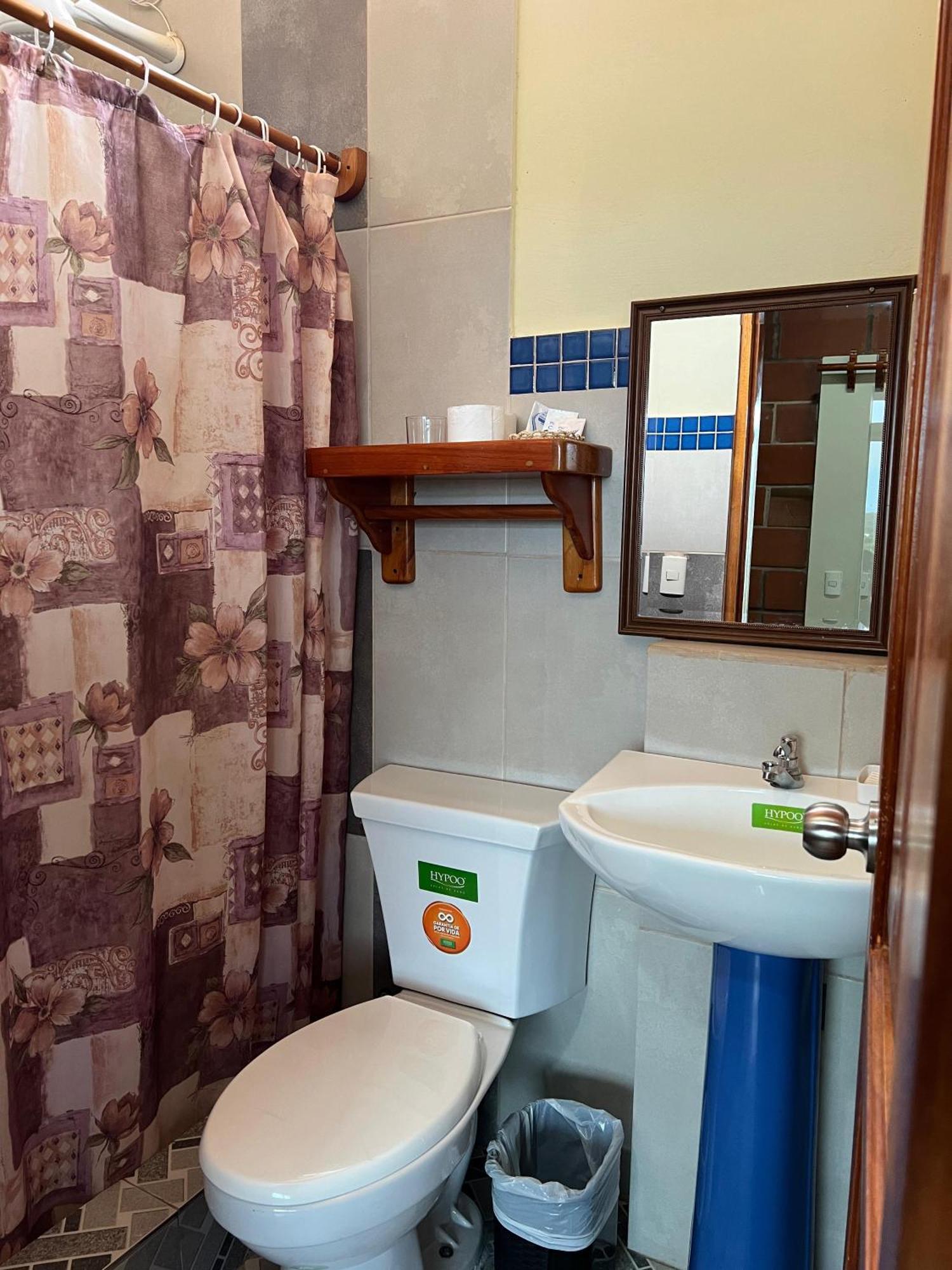 Hostal Cattleya Пуерто-Бакерісо-Морено Екстер'єр фото