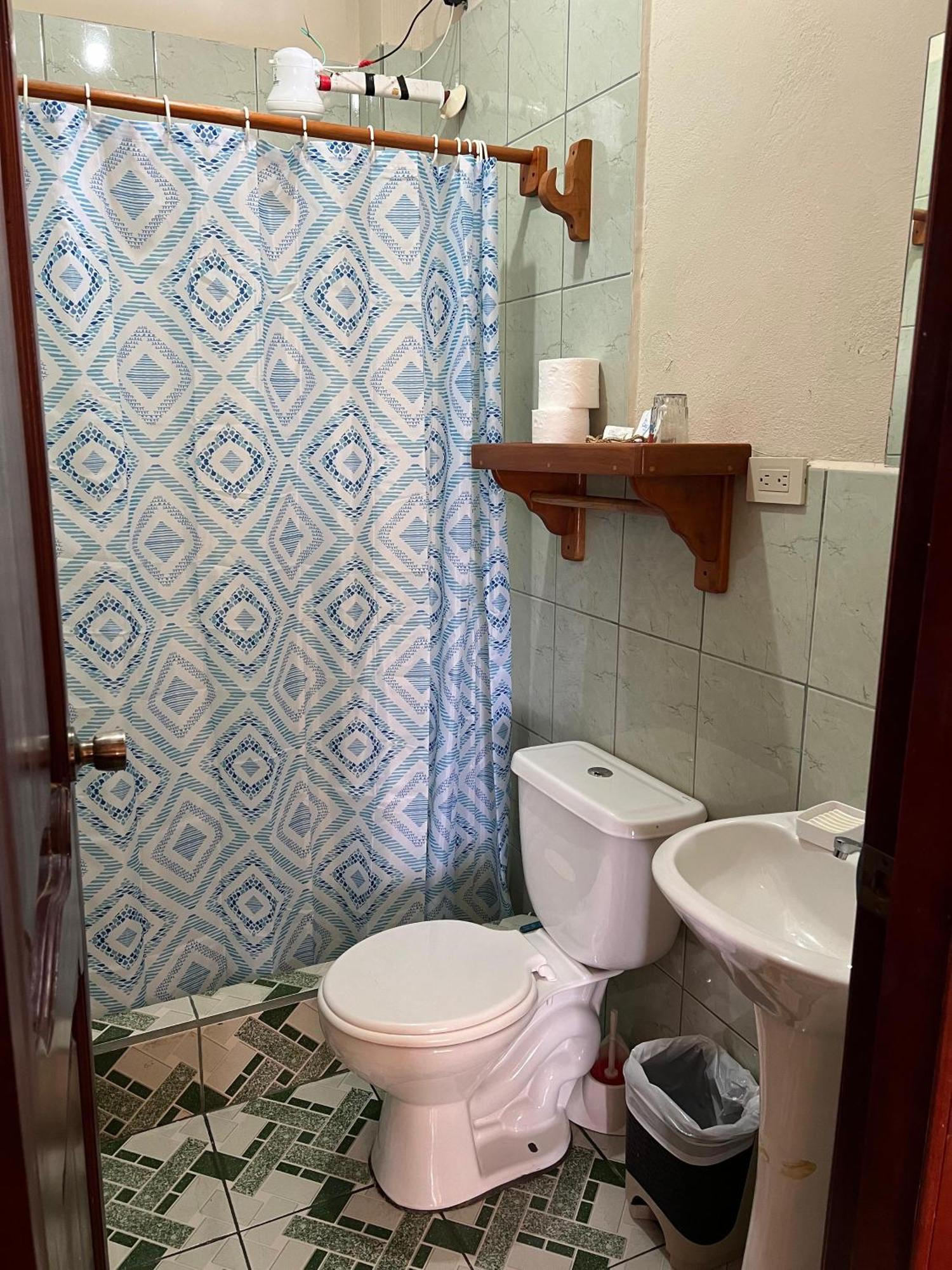 Hostal Cattleya Пуерто-Бакерісо-Морено Екстер'єр фото